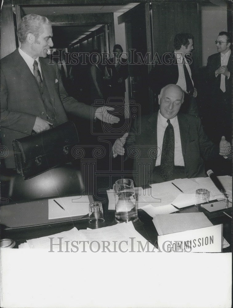 1972 Press Photo Sicco Mansholt Talks With Mr. Buescler at Brussels Conference-Historic Images