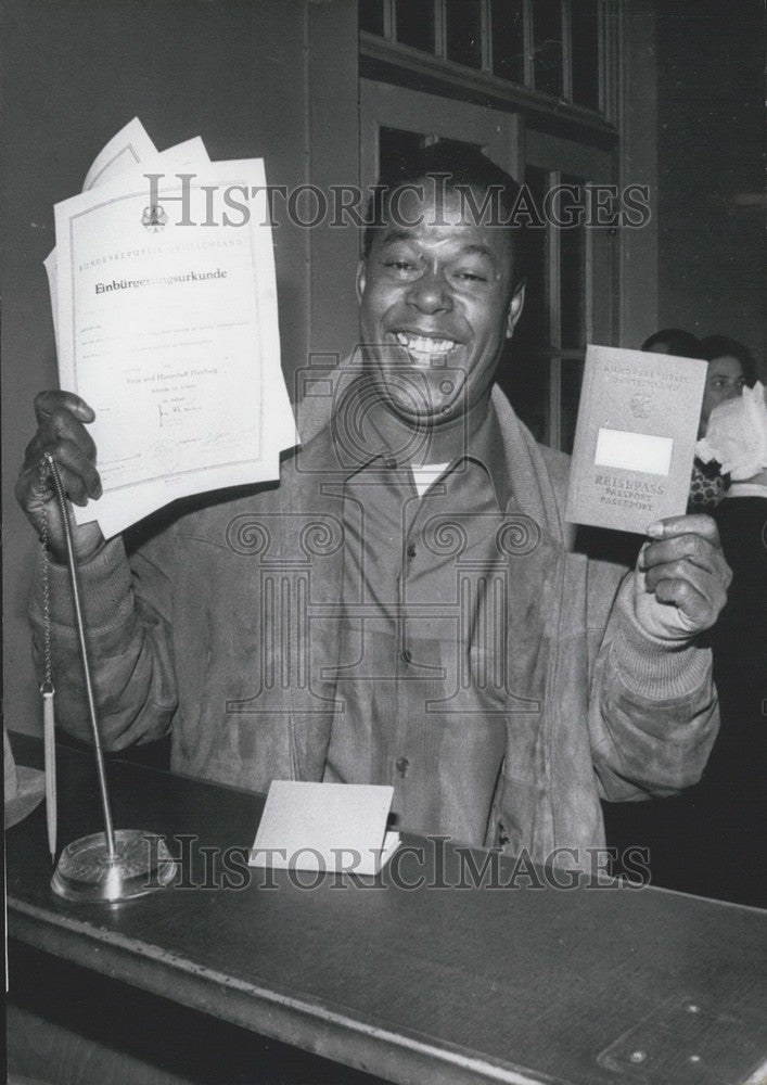 1966 Press Photo Singer Billy Mo gets his papers for German citizenship. - Historic Images