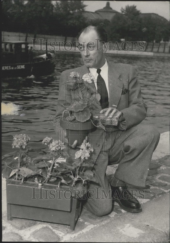 1953 Press Photo Inventor Presents Watering Machine at Lepine Contest-Historic Images