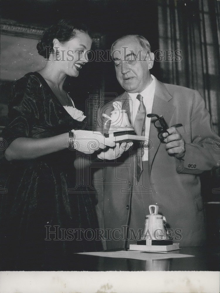 1953 Miss Germany 1953 Christel Schack with mayor Dr. Reuter. - Historic Images