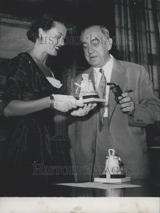 1953 Miss Germany 1953 Christel Schack with mayor Dr. Reuter. - Historic Images