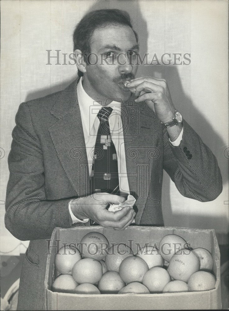 1978 Press Photo Citrus Marketer for France Amnon Barger Eating an Orange-Historic Images