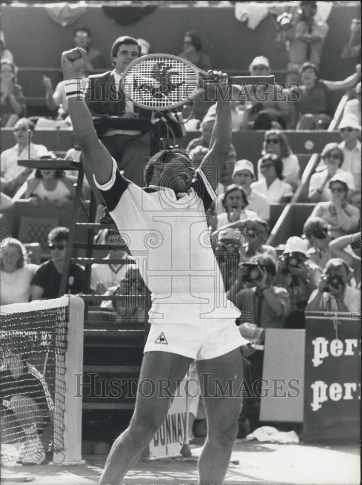 1984 Press Photo Yannick Noah Victoriour in the Men's Doubles at the French Open - Historic Images