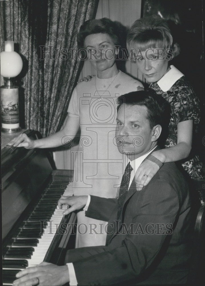 1962 Press Photo Mrs. Novak & Daughter Nadine Encircle Jacques Dutailly on Piano - Historic Images