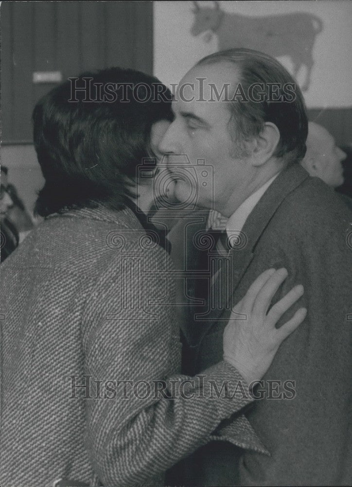 1975 Press Photo Francios Mitterand Giving His Wife a Kiss on the Cheek - Historic Images