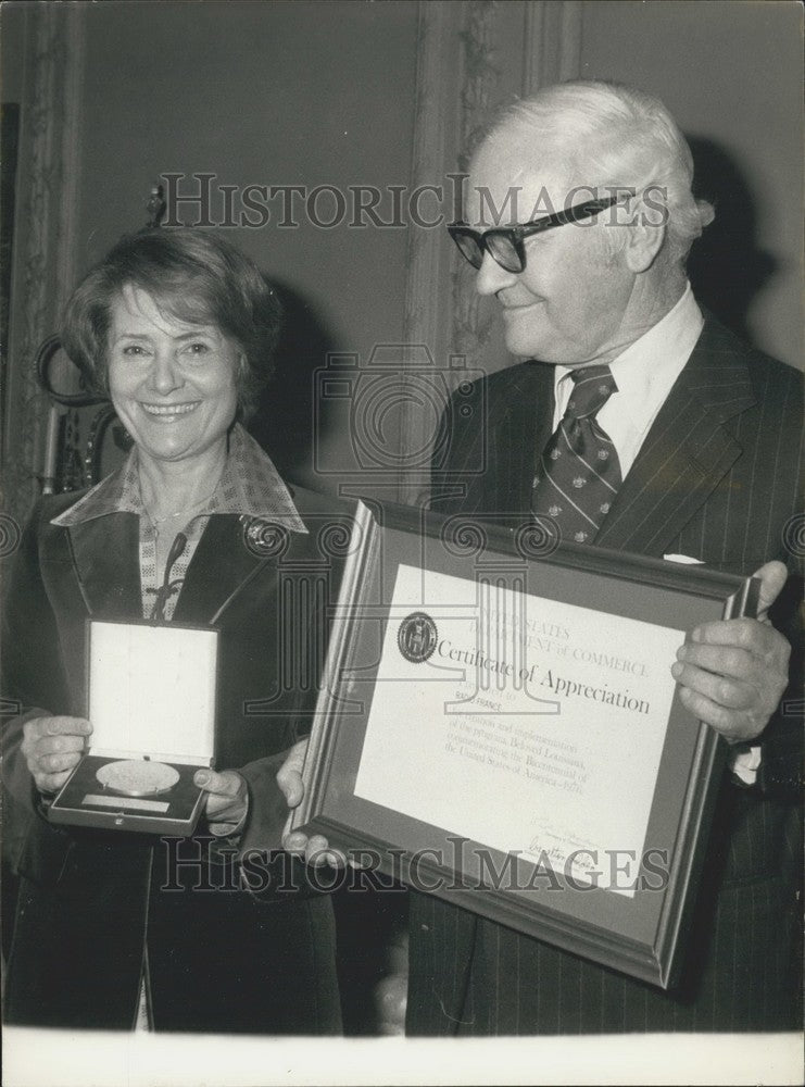 1977 Press Photo Rush Presents the Gold Medal and Diploma to Jacqueline Baudrier - Historic Images