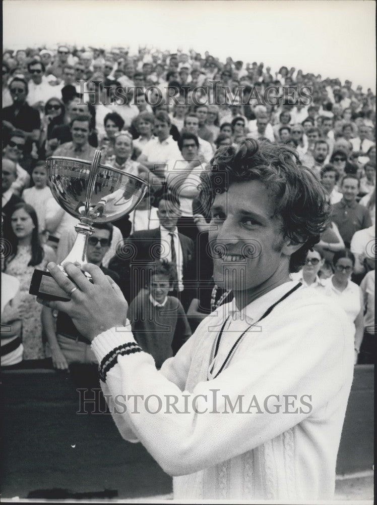 1970 Press Photo Winner of French Open Jan Kodes Holds Trophy-Historic Images