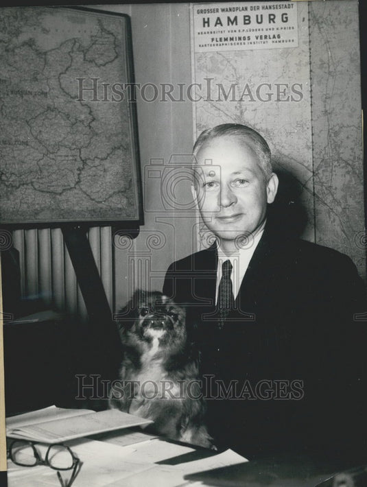1957 Press Photo British consul of Hamburg, Mr. Cecil King, with his dog Susu. - Historic Images