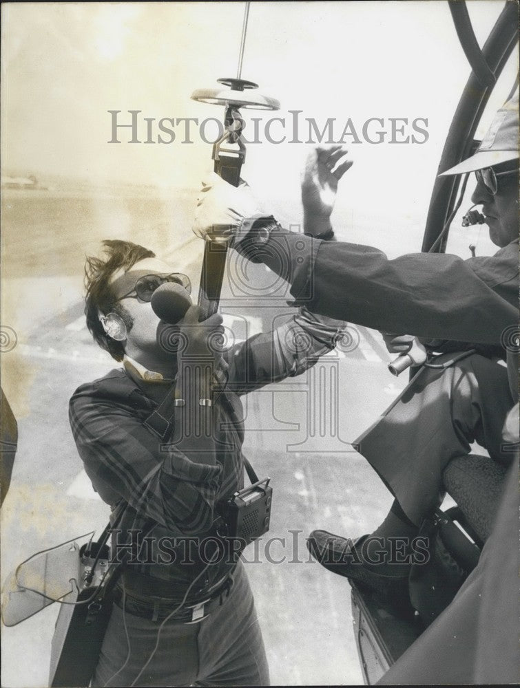 1973 Press Photo Radio Announcer Yves Mourousi During an Aerial Report-Historic Images