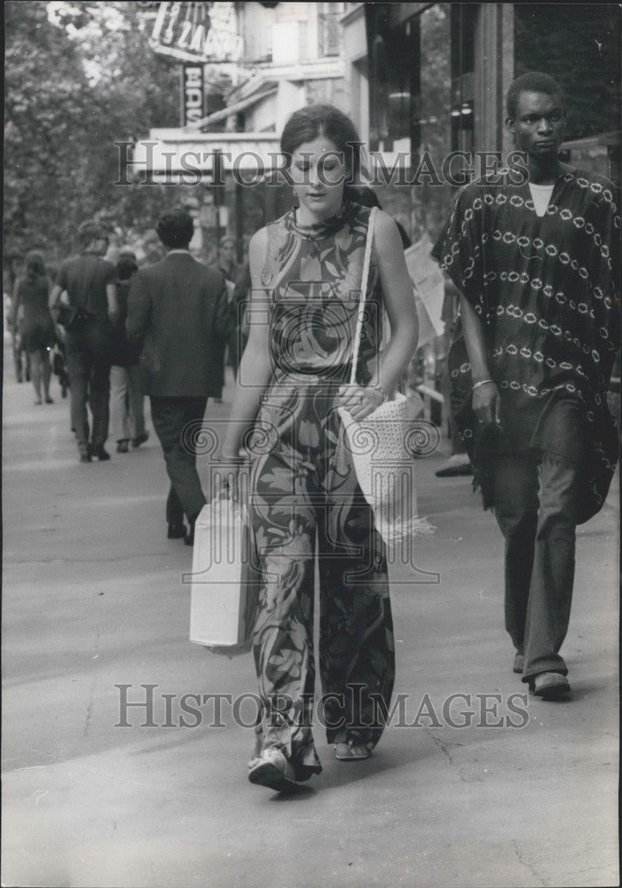 Press Photo Tourist Wearing Flowered Outfit - Historic Images