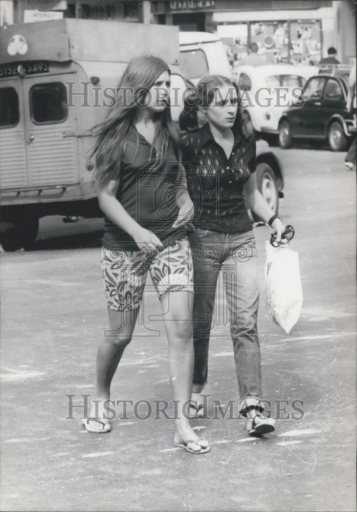 Press Photo Tourist Wearing Bermuda Shorts &amp; Tourist Wearing Jeans - Historic Images