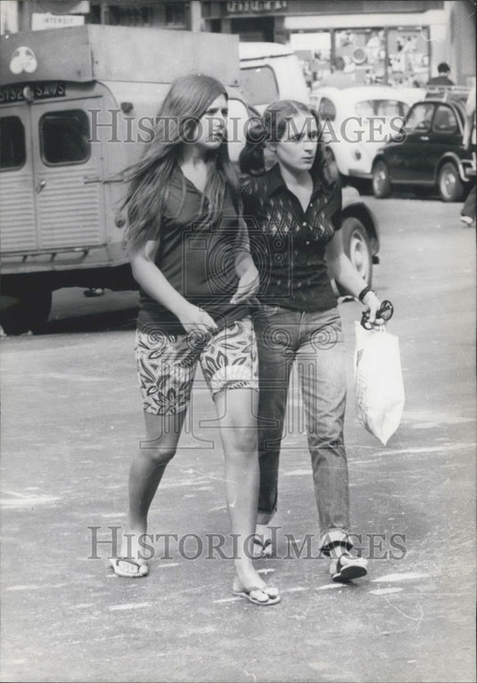Press Photo Tourist Wearing Bermuda Shorts & Tourist Wearing Jeans - Historic Images