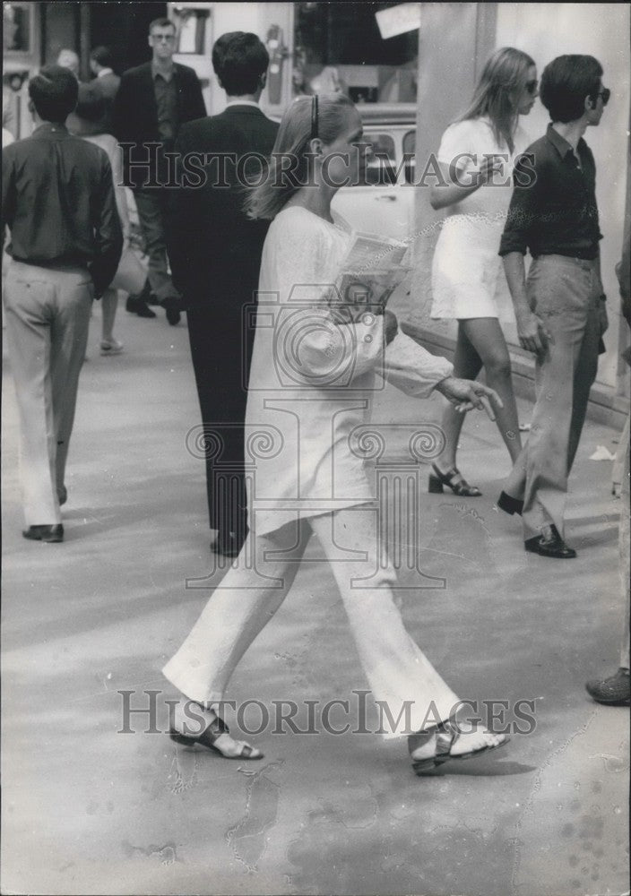 Press Photo Girl Wearing Linen Tunic &amp; Pant Ensemble - Historic Images