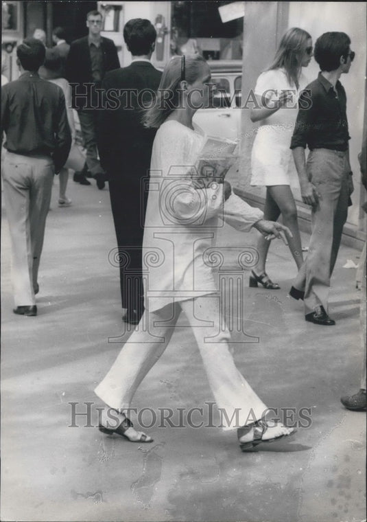 Press Photo Girl Wearing Linen Tunic & Pant Ensemble - Historic Images