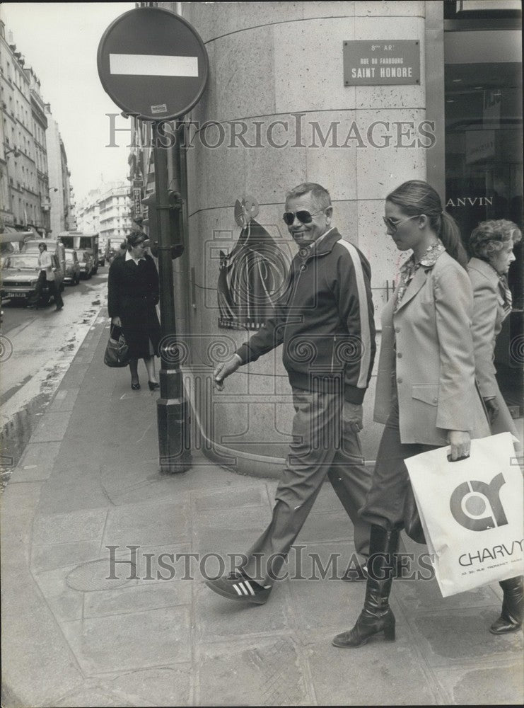 1977 Glenn Ford &amp; Wife Cynthia Shop in Paris on Honeymoon - Historic Images