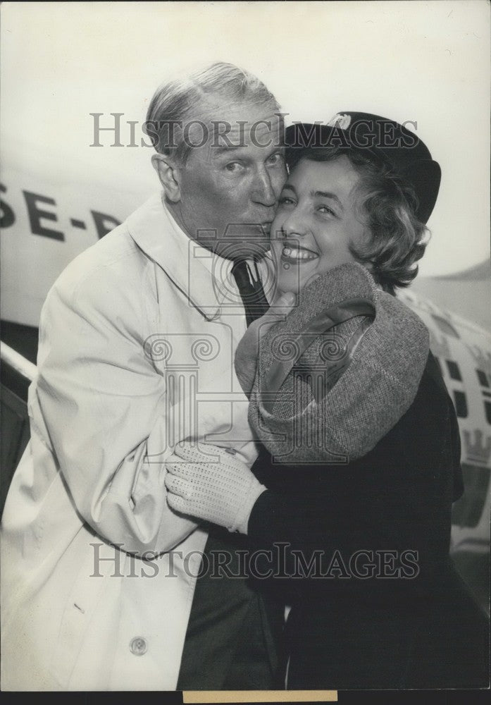 1958 Press Photo Maurice Chevalier Kisses Flight Attendant's Cheek Upon Arrival-Historic Images