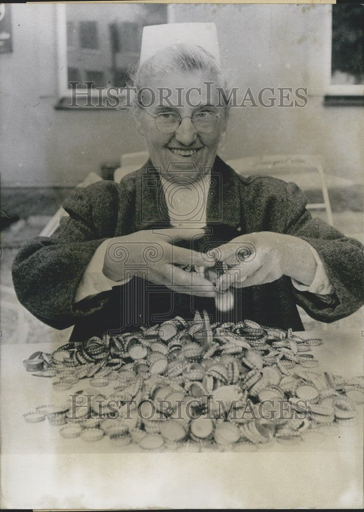 1968 Press Photo Sister Magdalena sells cork caps to purchase wheelchairs.-Historic Images