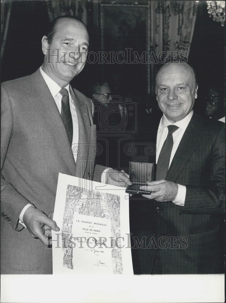 1985 Press Photo Jacques Chirac Presents Primo Mebiolo with Paris's Gold Medal - Historic Images