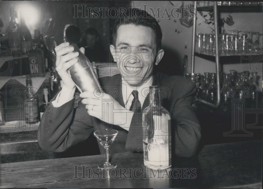 1955, Guy Ganchaud Wins Academie des Provinces Francaises Grand Prize - Historic Images