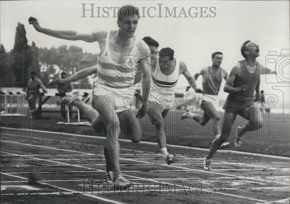 1962 Press Photo Sprinter Jacques Delecour Reaches 100 Meter Race Finish Line - Historic Images