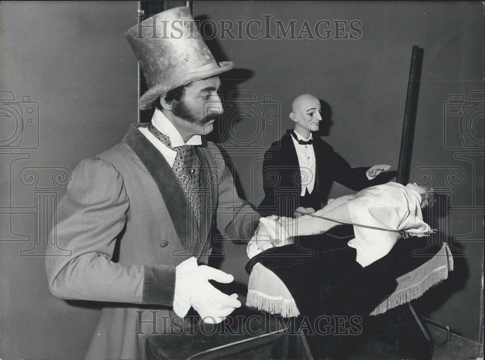 1981 Press Photo Illusionist Levitates Doll - Historic Images