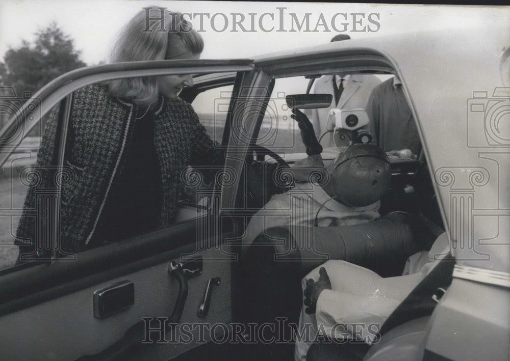 1966 Daimler-Benz engineer examining test-accident. - Historic Images