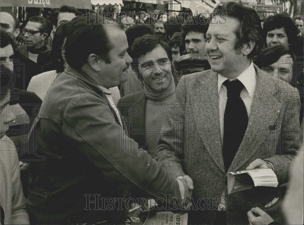 1975 Press Photo Mario Soares Talks With People of Lisbon - Historic Images