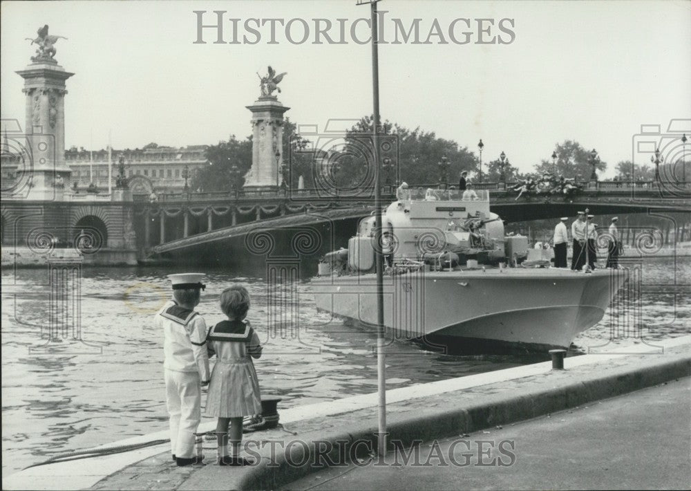 1962 Naval Attache's Children Welcome "Brave Borderer" to Paris - Historic Images
