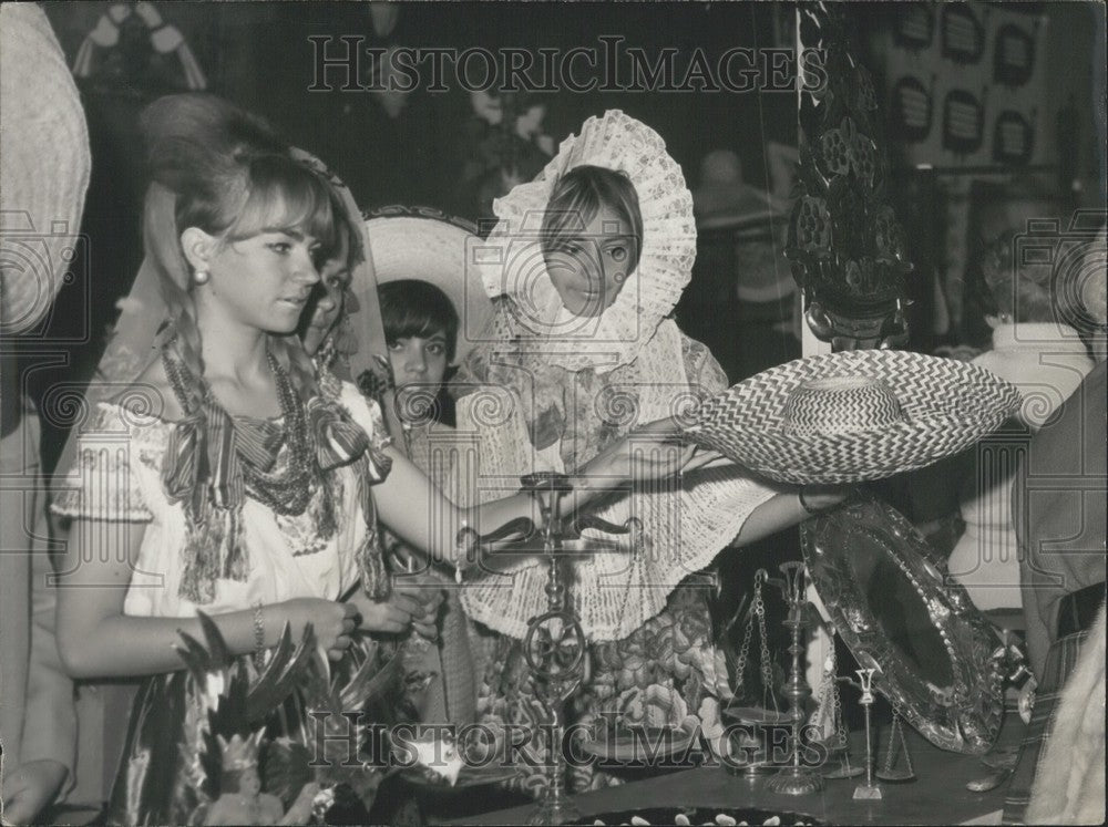 1967 Press Photo Mexican Sales Women Bazaar of Nations in Paris-Historic Images