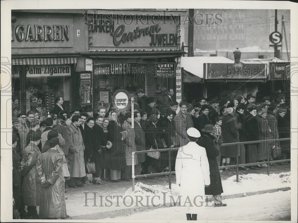 Press Photo Berliners densely packed in line to see a show. - Historic Images