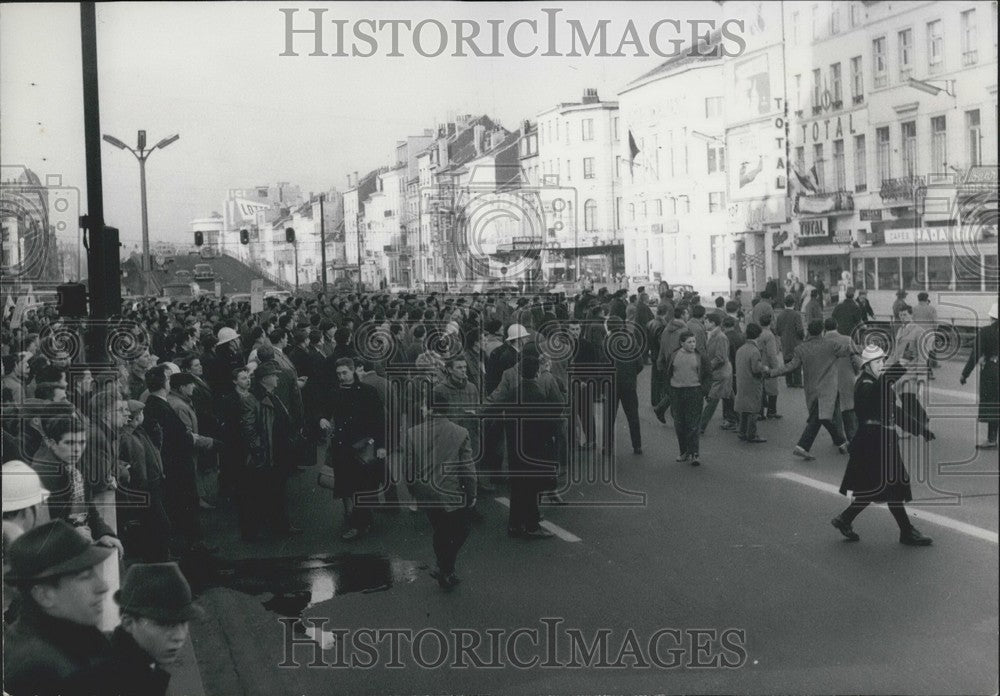 1960 Press Photo Police with Strikers in the Center of Brussels - Historic Images