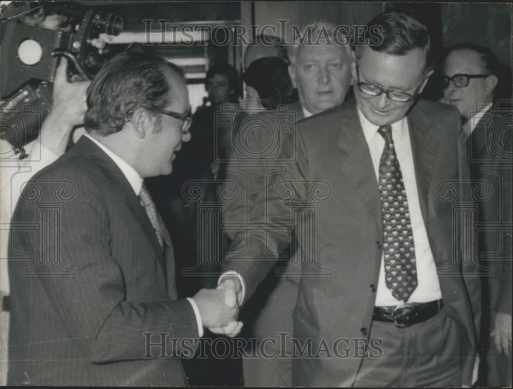 1971 Press Photo Minister Malfatti Shakes Minister Schiller&#39;s Hand-Historic Images