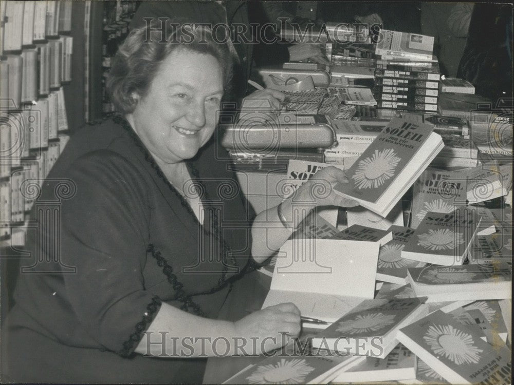 1971 Press Photo Madame Soleil Dedicates Book in Opera Quarter Store - Historic Images