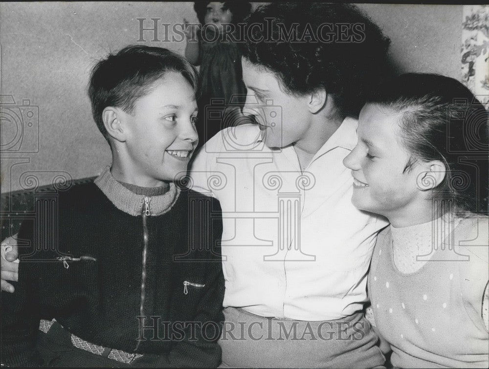 Press Photo A mother happily takes her children, Karin and Wolfgang, in a hug. - Historic Images