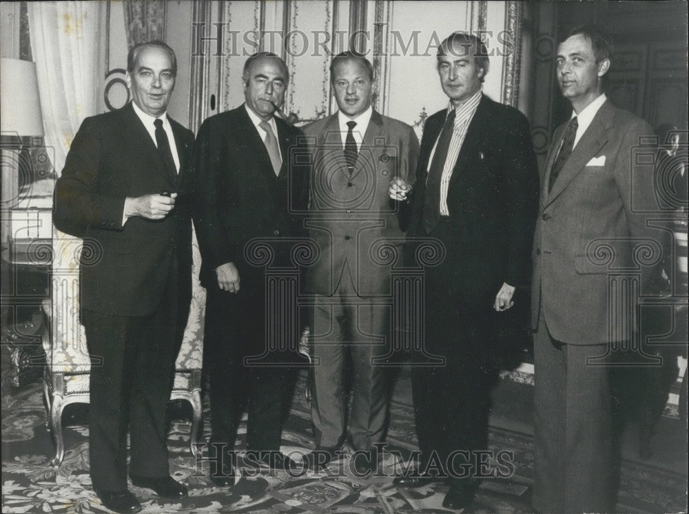 1974 Press Photo Five Defense Ministers in France Discuss Mirage F1 Plane - Historic Images