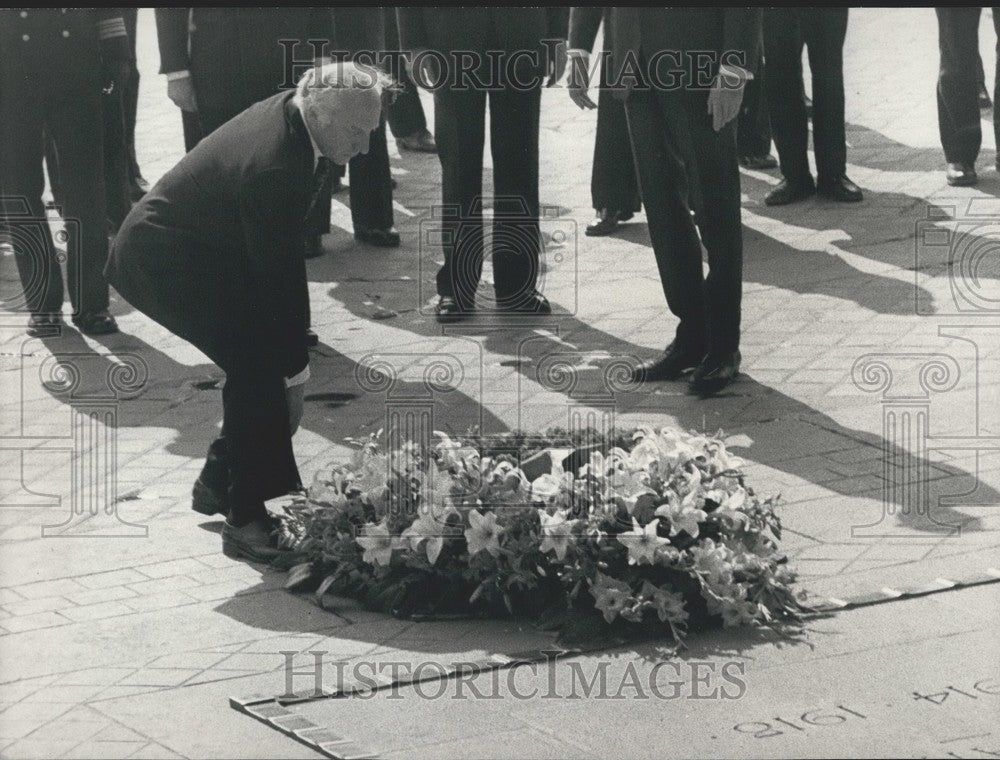 1975, Walter Scheel Places a Bouquet at the Arc de Triomphe - Historic Images