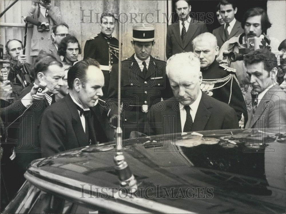 1974 Press Photo Pierre Messmer Leaving Matignon Hotel - Historic Images