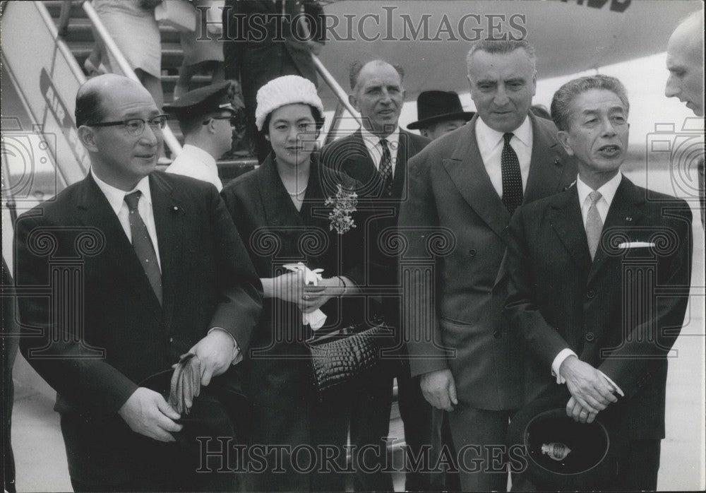 Press Photo Japan&#39;s Minister of Foreign Affairs and Wife Visit France - Historic Images