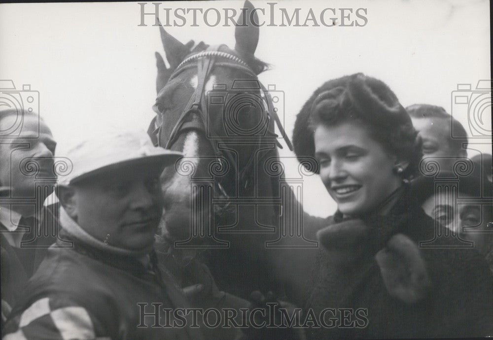 1953 Press Photo Miss World May Louise Flodin with &quot;Permit&quot; &amp; Jockey W. Heitmann - Historic Images