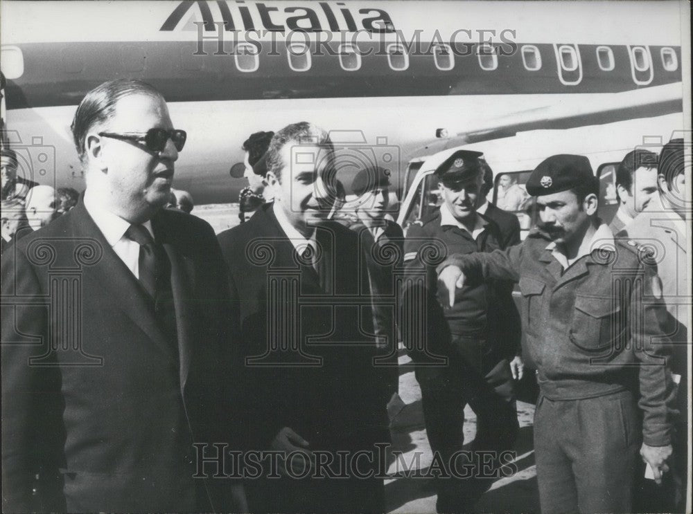 1971 Press Photo Mr. Aldo Moro ad Mr. Abba Eban At Israeli Airport - Historic Images