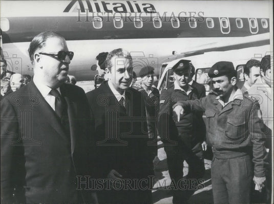 1971 Press Photo Mr. Aldo Moro ad Mr. Abba Eban At Israeli Airport - Historic Images