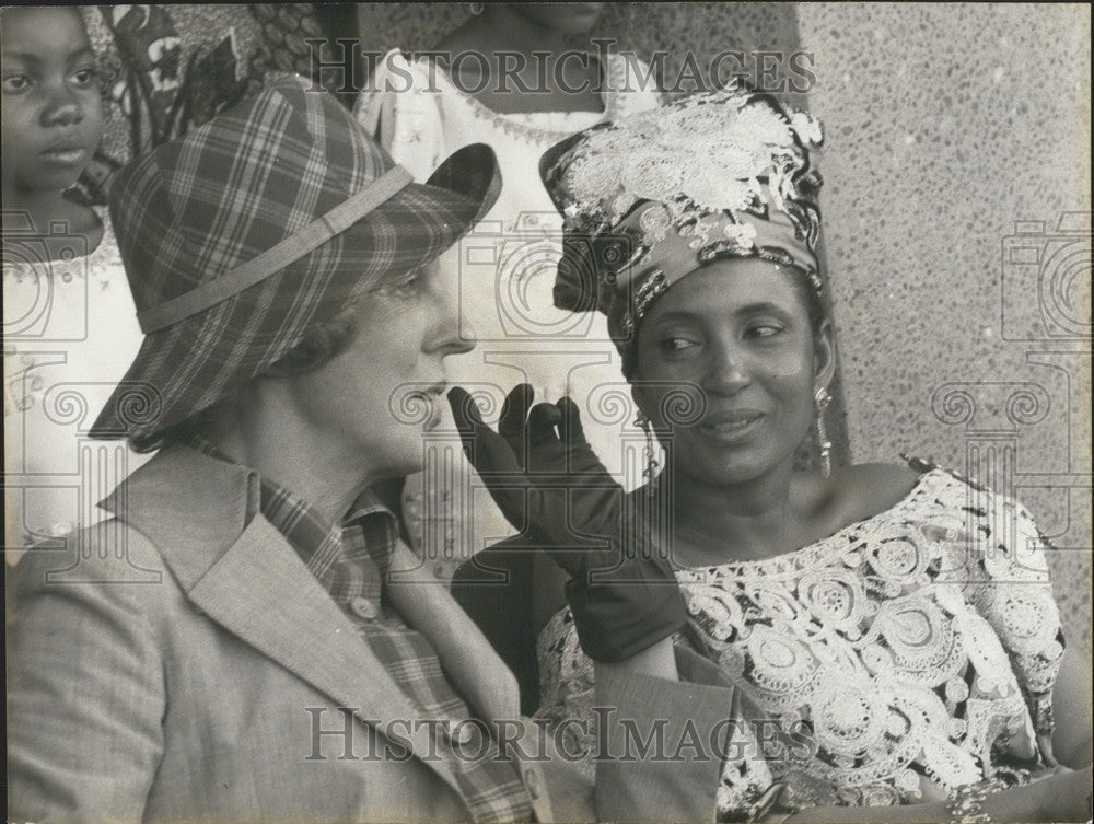 1972 Press Photo Mrs. Pompidou and Mrs. Humani-Historic Images