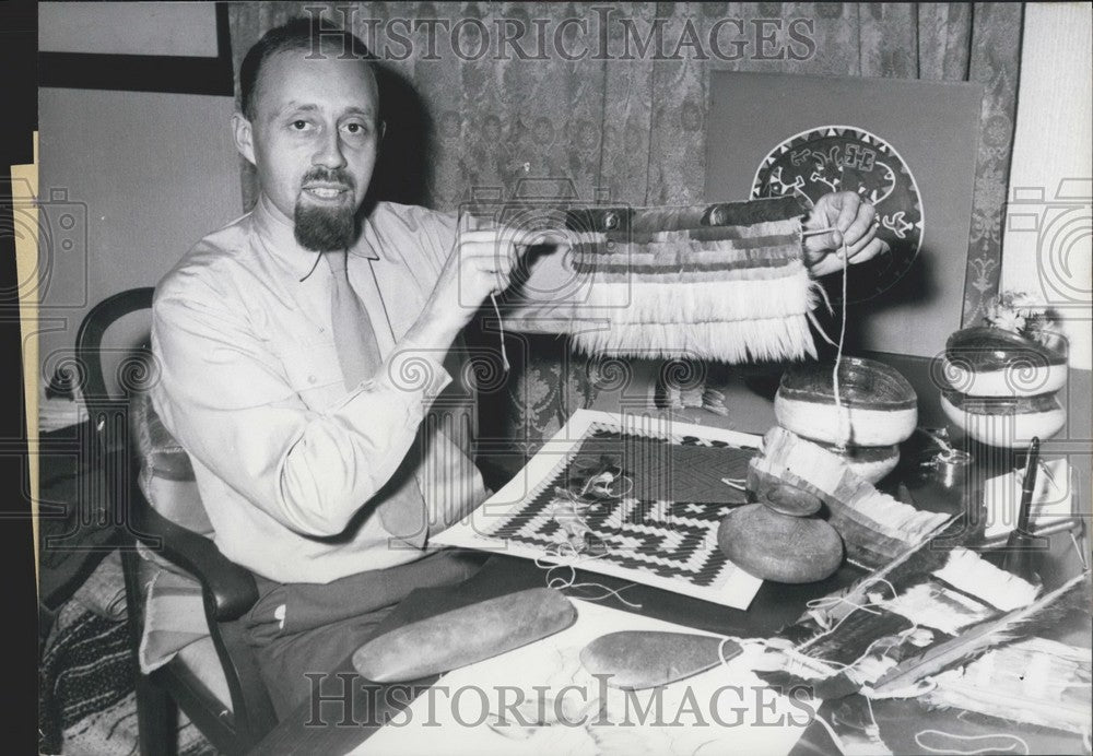 Press Photo Manfred Tauschert - sole German inspector of tropical clothing. - Historic Images