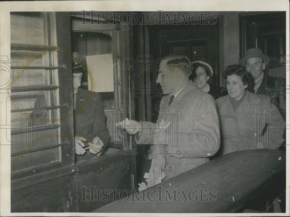 1953 Jakob Rauen returns home to Offenbach. - Historic Images