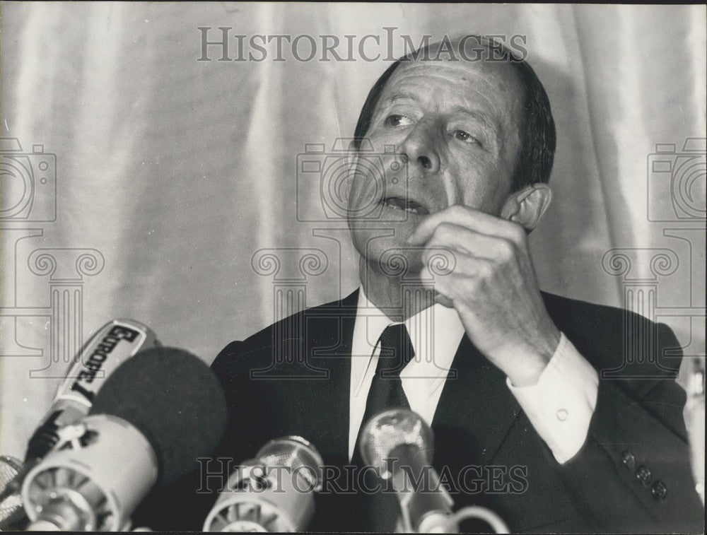 1974 Press Photo Michel Jobert Holds Paris Press Conference - Historic Images