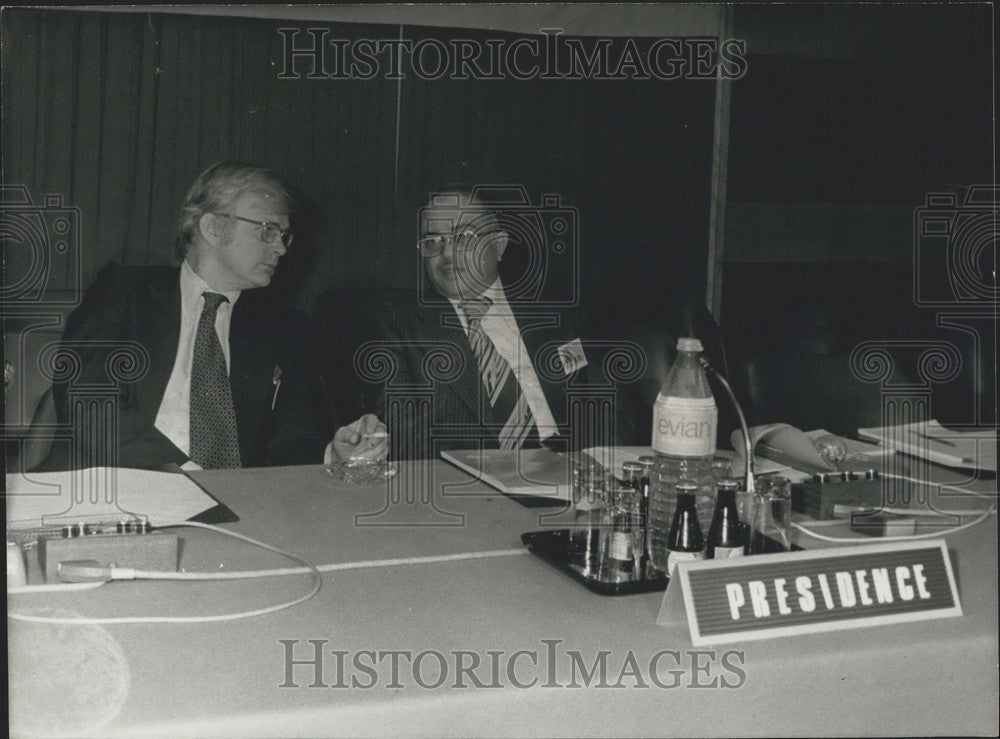 1976 Press Photo Stephen Bosworth & Dr. Abdul Hadi Taher, Energy Conference-Historic Images