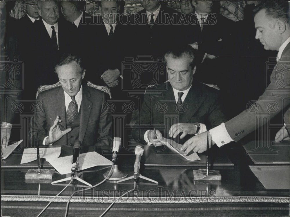 1971 Press Photo Alexandre Tarassov and Pierre Dreyfus Sign Franco-Soviet Accord-Historic Images