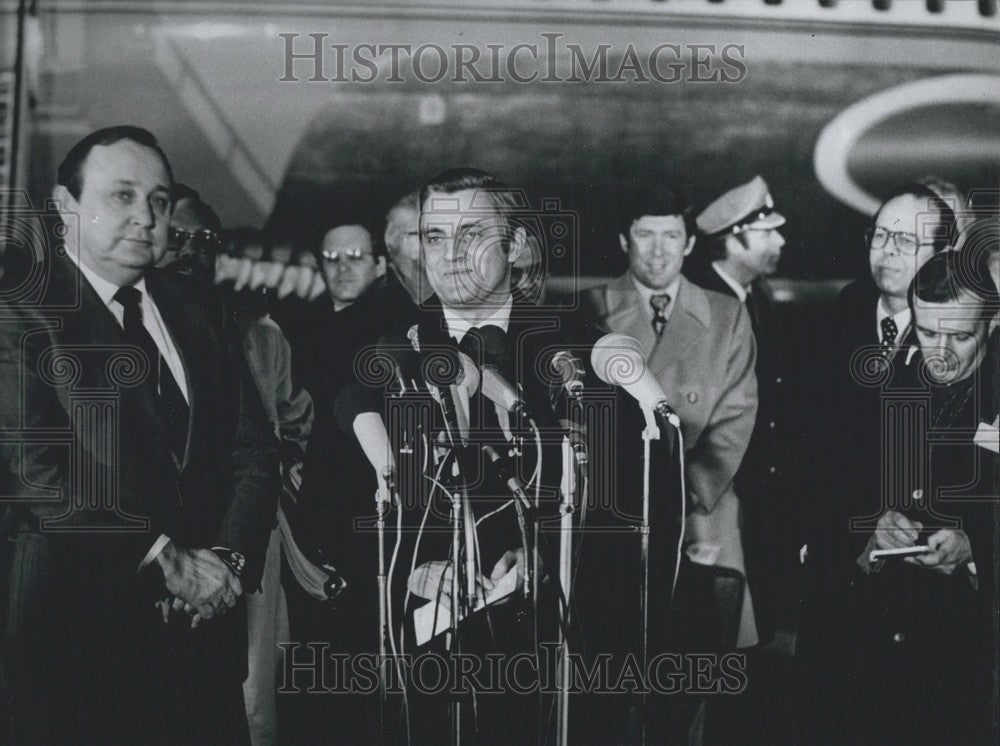 Press Photo US Vice President Walter Mondale on visit in West Germany - Historic Images