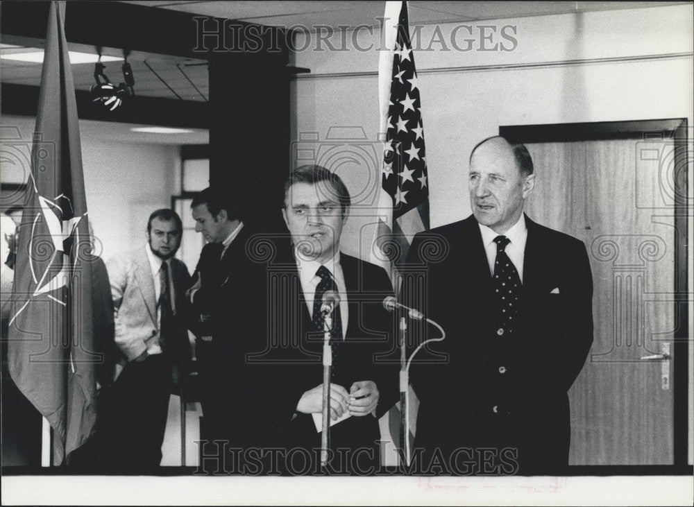 1977 Press Photo Walter Mondale with Joseph Luns - Historic Images