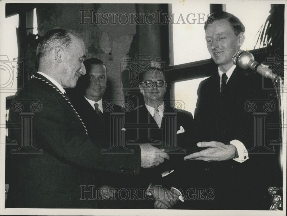 1953 Press Photo Jean Monnet in Aachener receives Karlsprize. - Historic Images